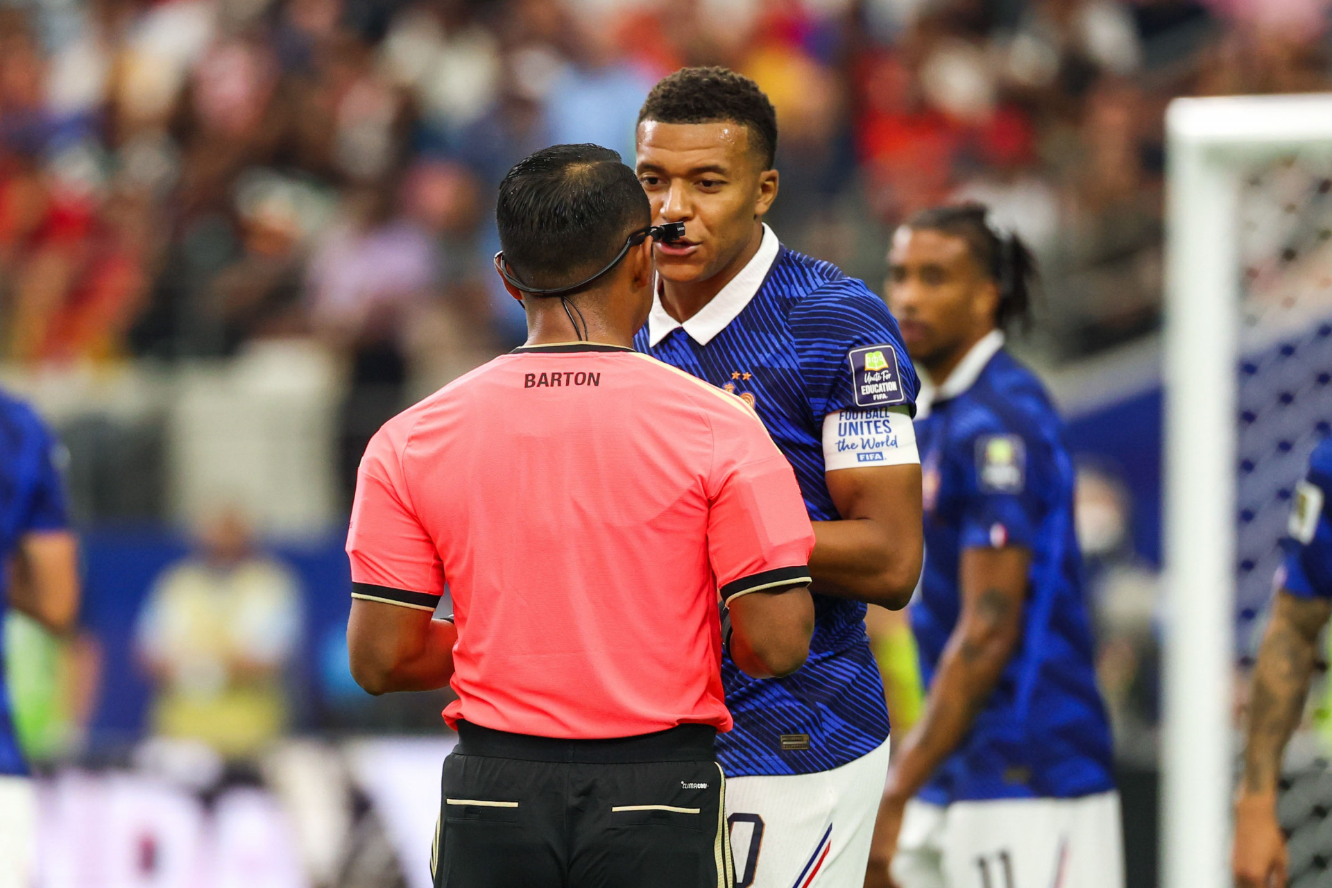 Kylian Mbappe, jogador frances, e o arbitro Ivan Barton durante a partida da semifinal da Copa do Mundo da FIFA entre França x Espanha, no Estádio de Dallas, no Texas, Estados Unidos, nesta terça-feira (14). - William Volcov/Parceiro/Agência O Dia