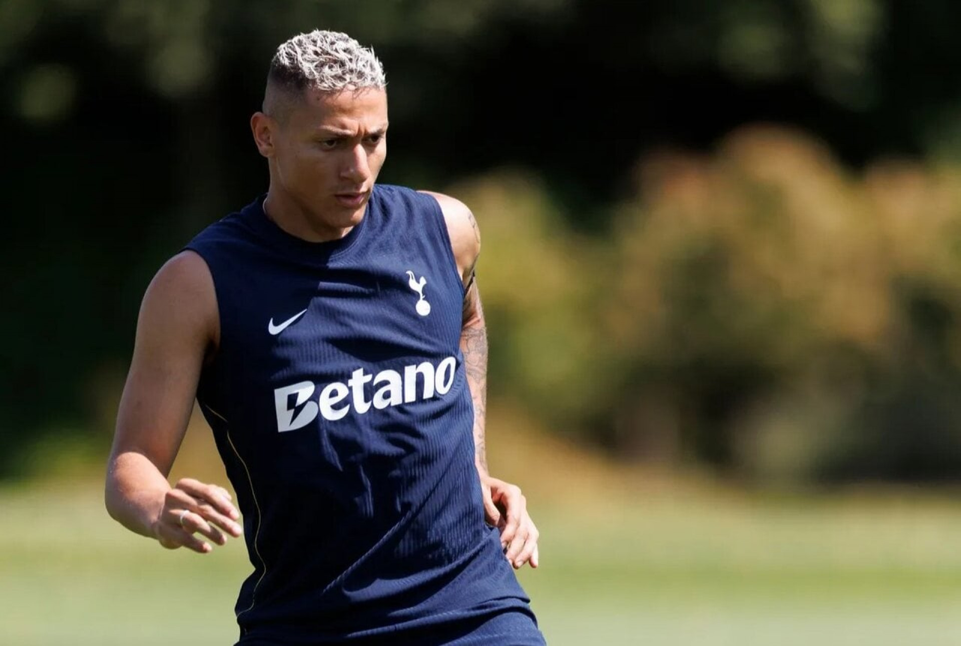 Richarlison comemora cidadania brit&acirc;nica e manda recado sobre a Sele&ccedil;&atilde;o Brasileira