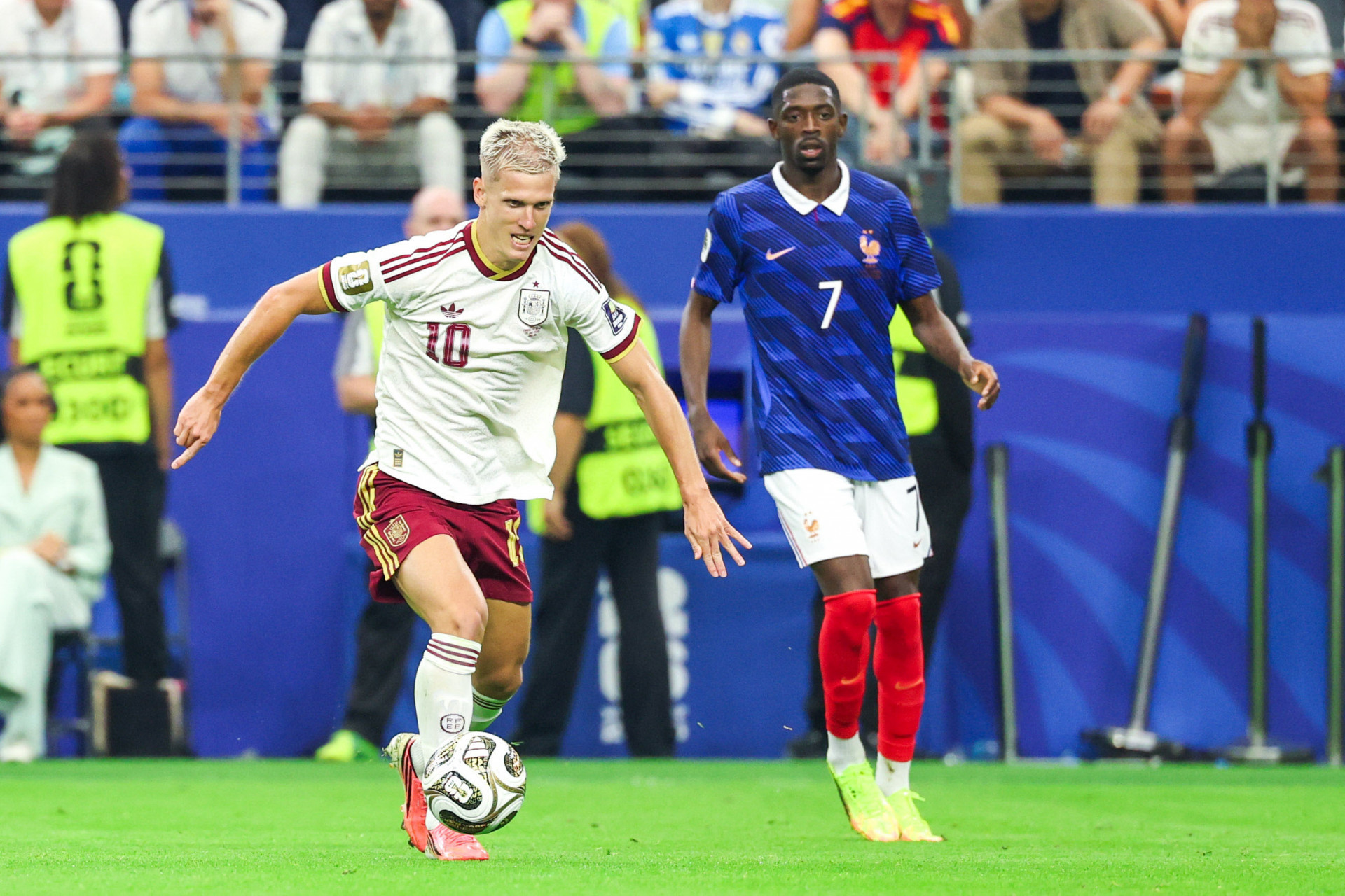 Dani Olmo, jogador da Espanha, e Ousmane Dembele, jogador da França, durante a partida da semifinal da Copa do Mundo da FIFA entre França x Espanha, no Estádio de Dallas, no Texas, Estados Unidos, nesta terça-feira (14). - William Volcov/Parceiro/Agência O Dia