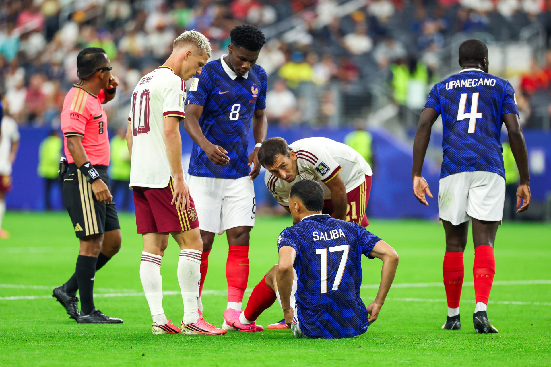 William Saliba, jogador da França, recebe tratamento para uma aparente lesão e é substituido durante a partida da semifinal da Copa do Mundo da FIFA entre França x Espanha, no Estádio de Dallas, no Texas, Estados Unidos, nesta terça-feira (14). - William Volcov/Parceiro/Agência O Dia