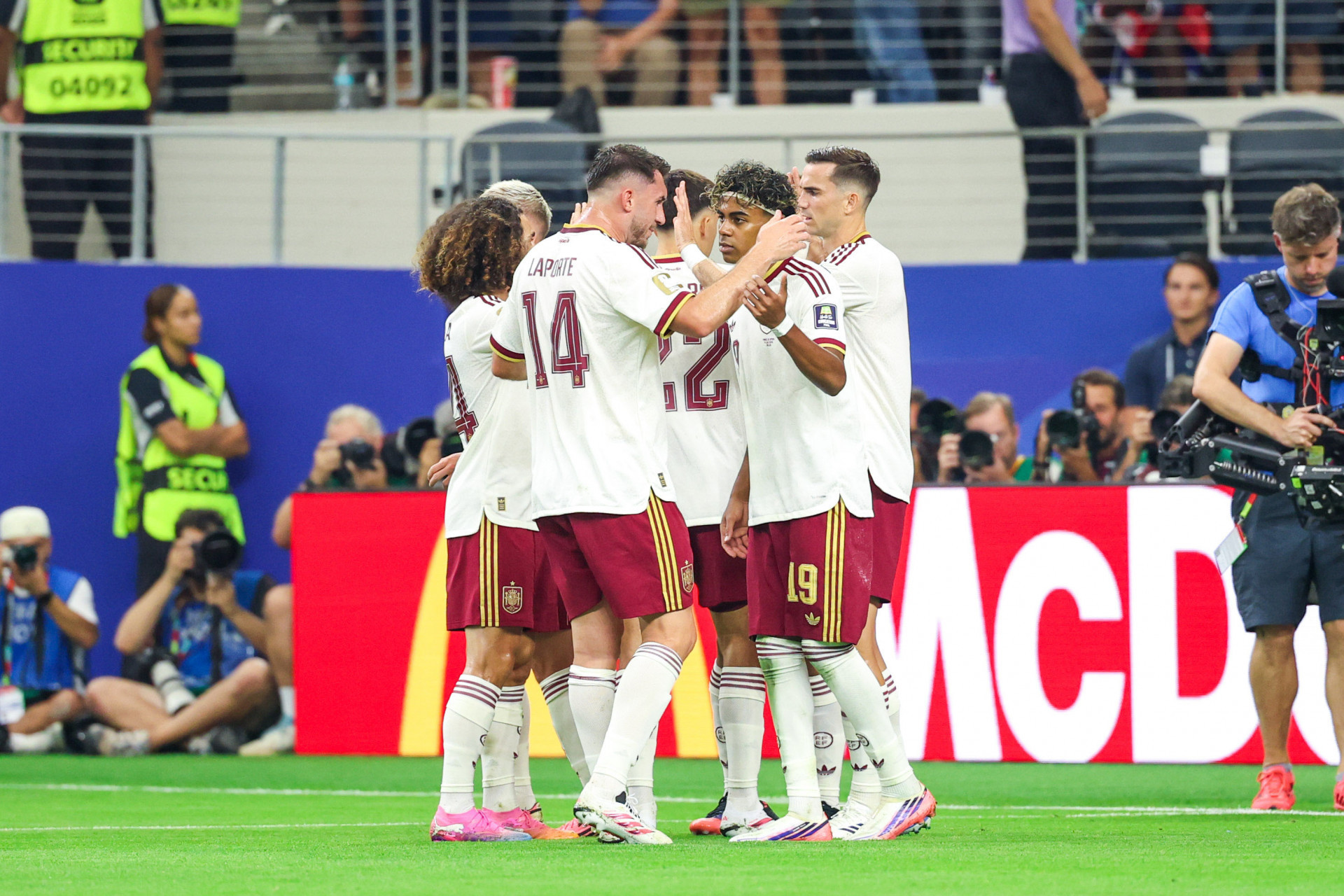 Mikel Oyarzabal, jogador da Espanha, comemora seu gol com os companheiros de equipe durante a partida da semifinal da Copa do Mundo da FIFA entre França x Espanha, no Estádio de Dallas, no Texas, Estados Unidos, nesta terça-feira (14). - William Volcov/Parceiro/Agência O Dia