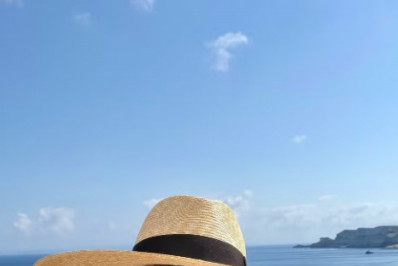 Mônica Martelli abre álbum de férias em ilha paradisíaca na França