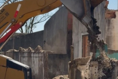 Defesa Civil constrói barreira no Pontal e alerta para ressaca