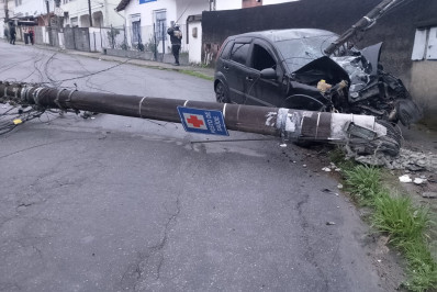 Homem morre após colidir carro contra poste no Bairro Castrioto