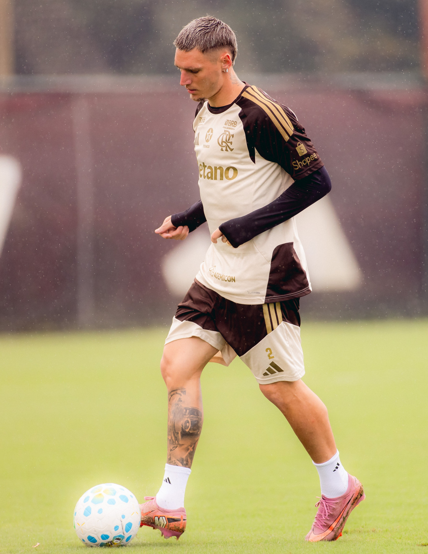 Varela em treino do Flamengo