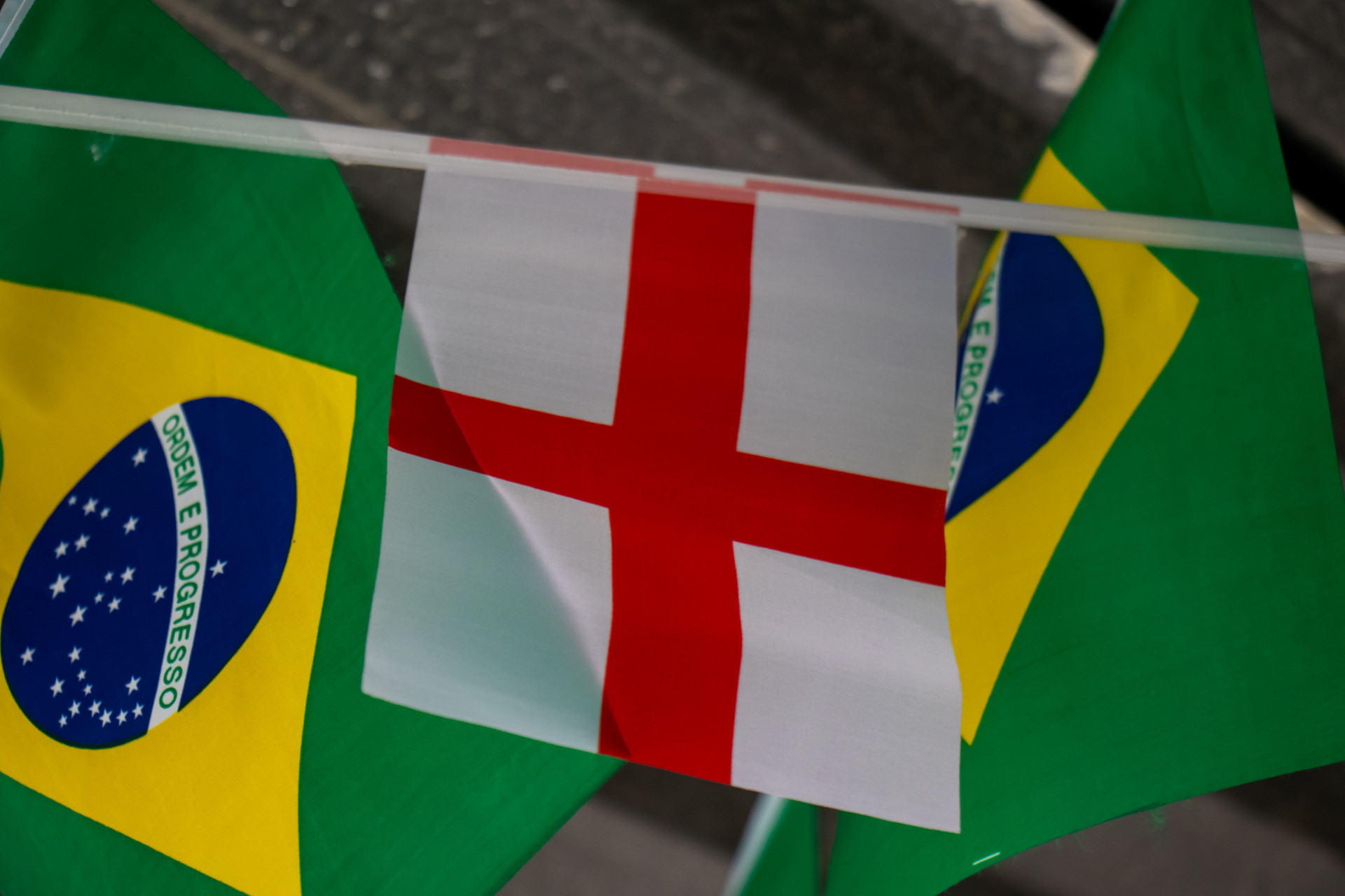 Bandeira da Inglaterra na Praça Roberto Vaz da Costa, no Bairro Argentino - Érica Martin/Agência O Dia