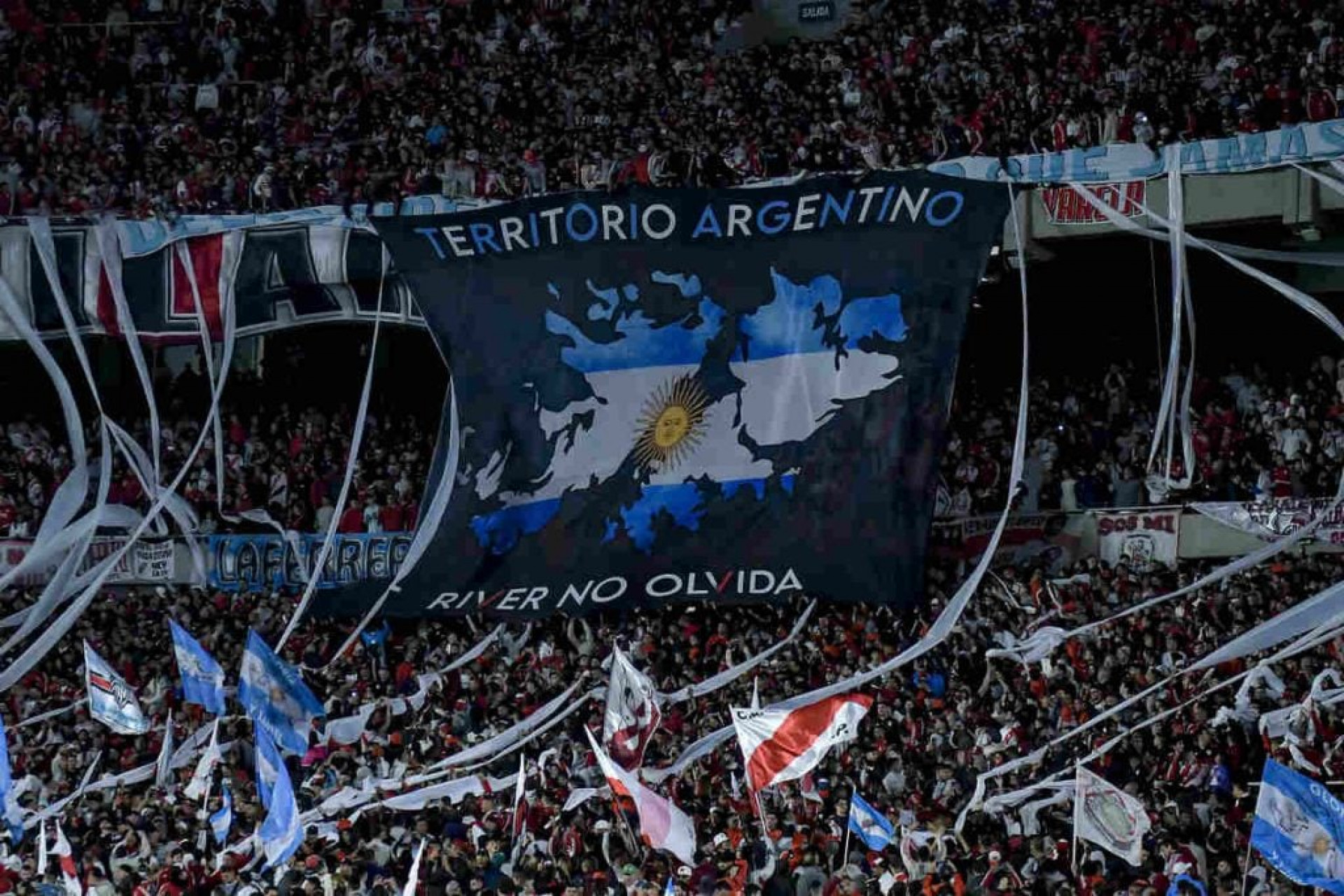 Fifa pro&iacute;be materiais com refer&ecirc;ncia &agrave;s Malvinas em Inglaterra e Argentina