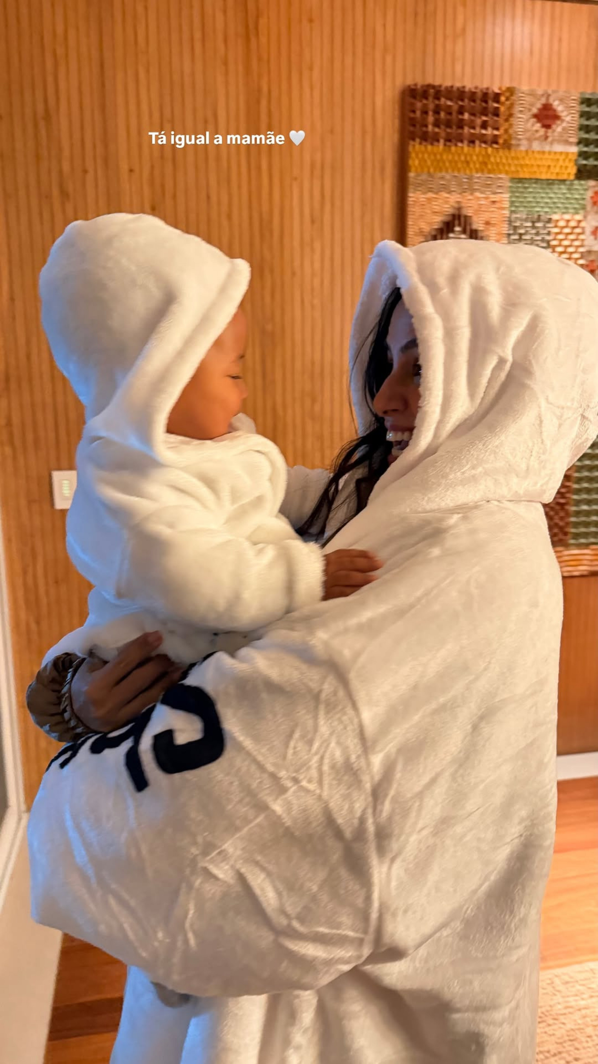 Carol Peixinho combinou look de frio com o filho  - Reprodu&ccedil;&atilde;o/Instagram 