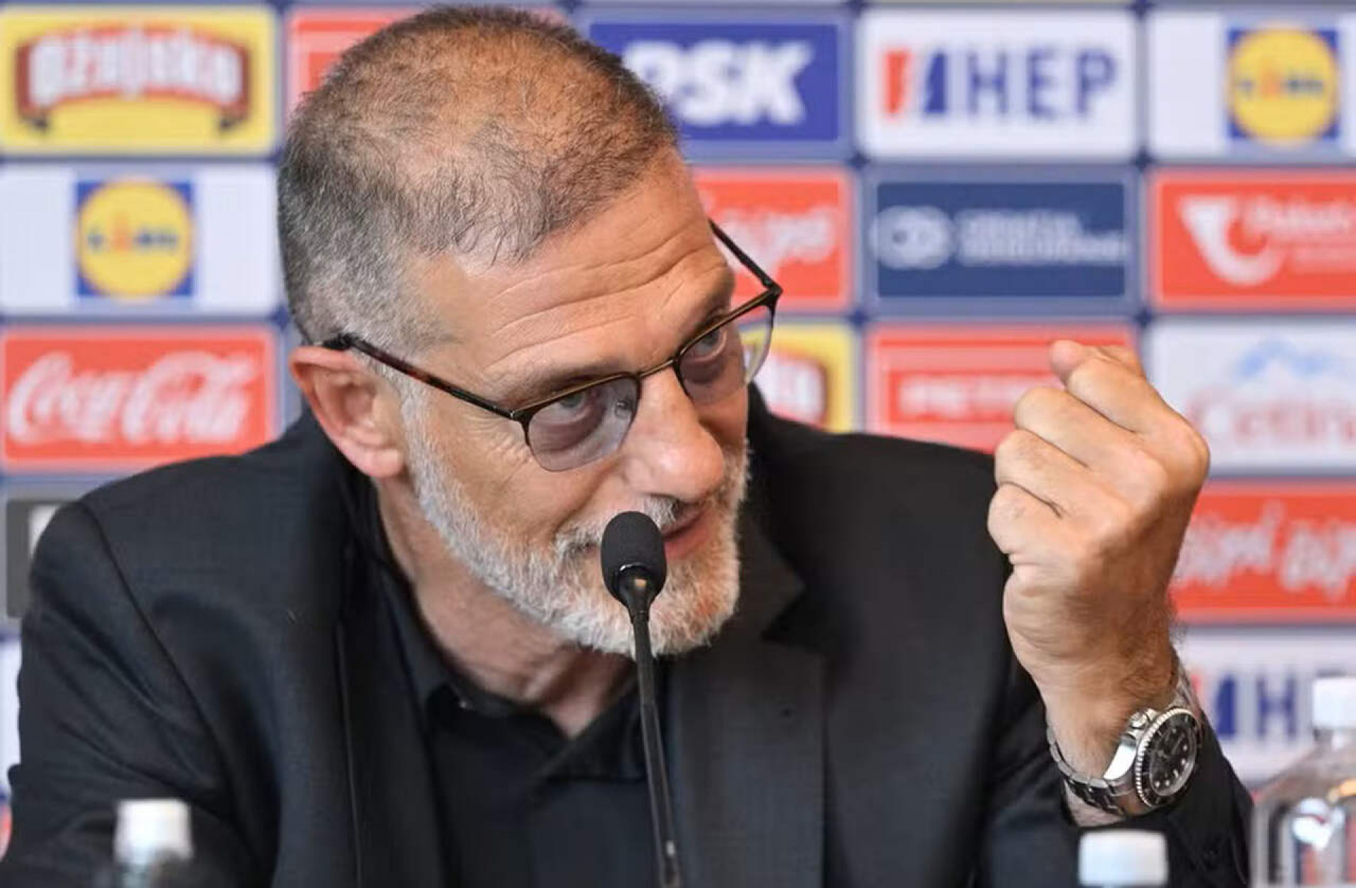 Slaven Bilic assume comando da Cro&aacute;cia e tenta mudar decis&atilde;o de Modric