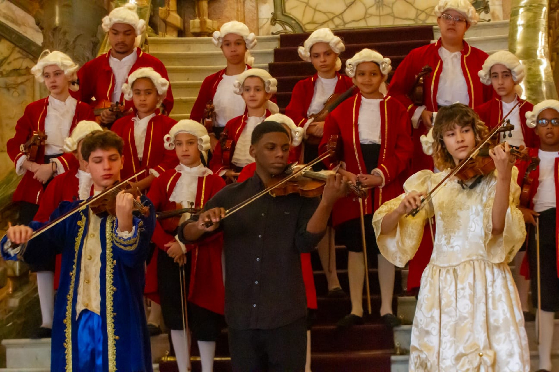 Os Pequenos Mozart e Amadeus se apresentaram no aniversário de 117 anos do Theatro Municipal - Érica Marin / Agência O Dia