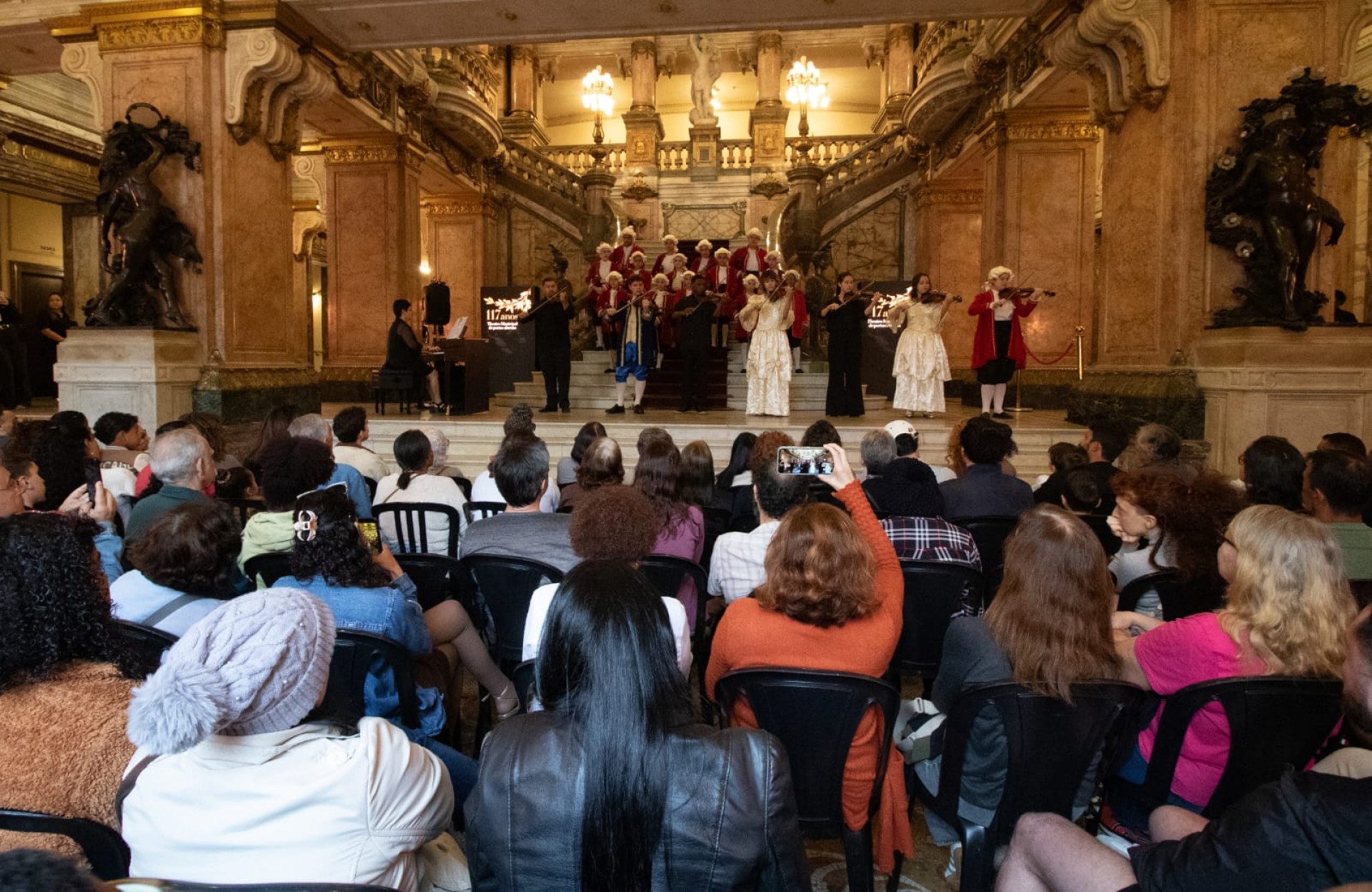 Público aproveitou a programação de aniversário de 117 anos do Theatro Municipal - Érica Marin / Agência O Dia