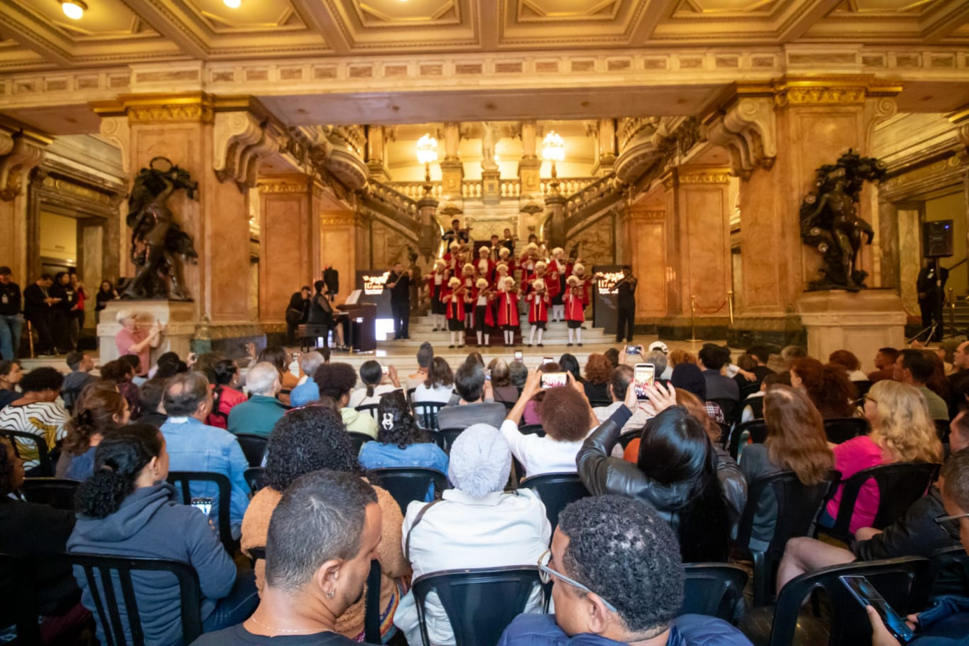 Público aproveitou a programação de aniversário de 117 anos do Theatro Municipal - Érica Marin / Agência O Dia
