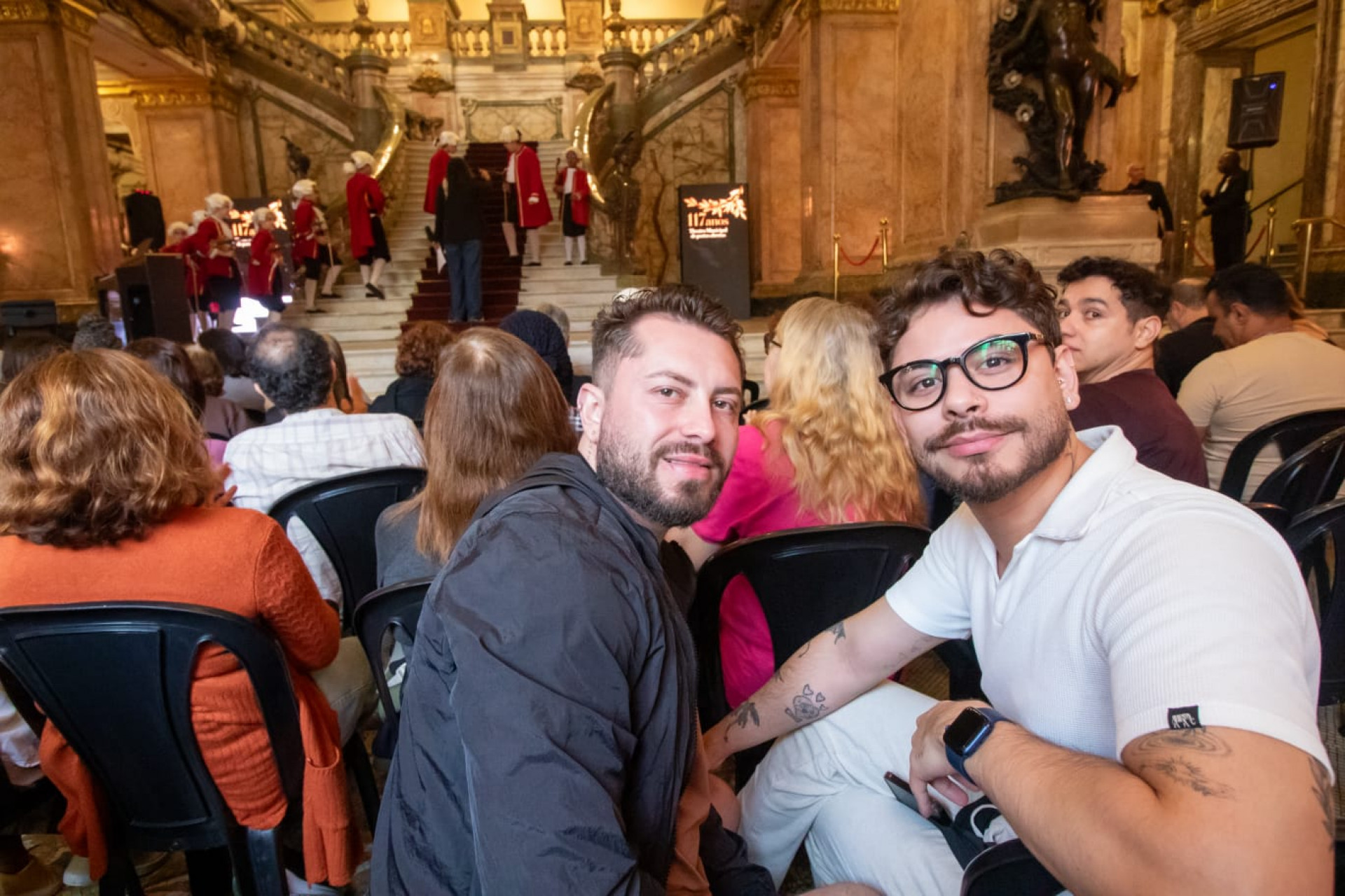 Paulo (de camiseta branca) e o marido aproveitaram a programação durante as férias no Rio - Érica Martin / Agência O Dia