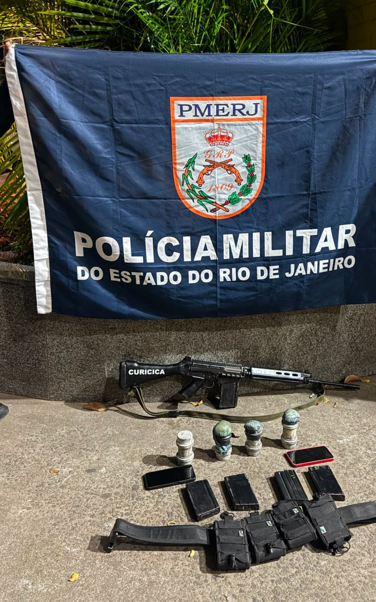 Materiais apreendidos com criminoso conhecido como MH - Divulgação/PCERJ