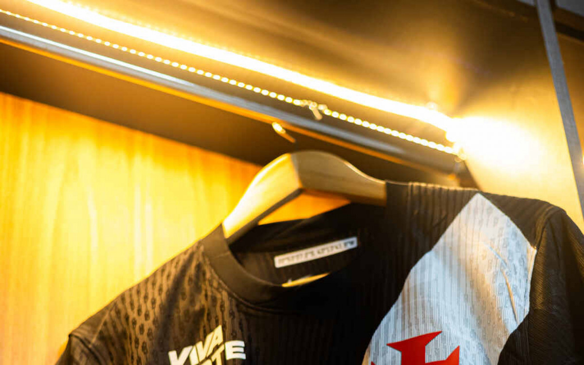 Vasco recebe uniformes com novo patrocinador m&aacute;ster e prepara an&uacute;ncio