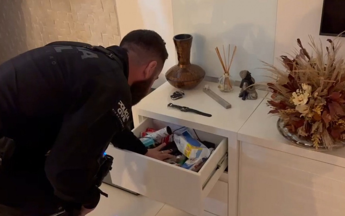Policiais apreenderam materiais em endereços ligados às facções