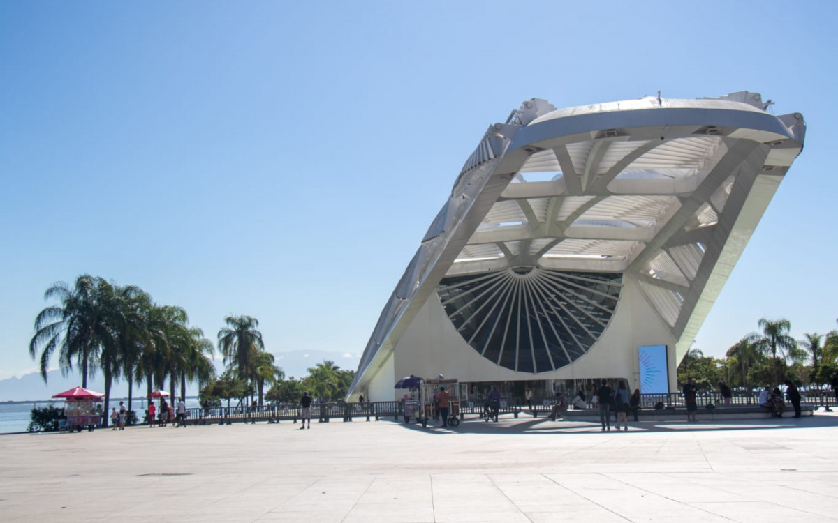 Mesmo com frio, dia ensolarado atraiu cariocas e turistas para os arredores do Museu do Amanhã - Érica Martin/Agência O DIA