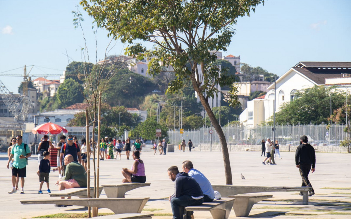 Mesmo com frio, dia ensolarado atraiu cariocas e turistas para os arredores do Museu do Amanhã - Érica Martin/Agência O DIA