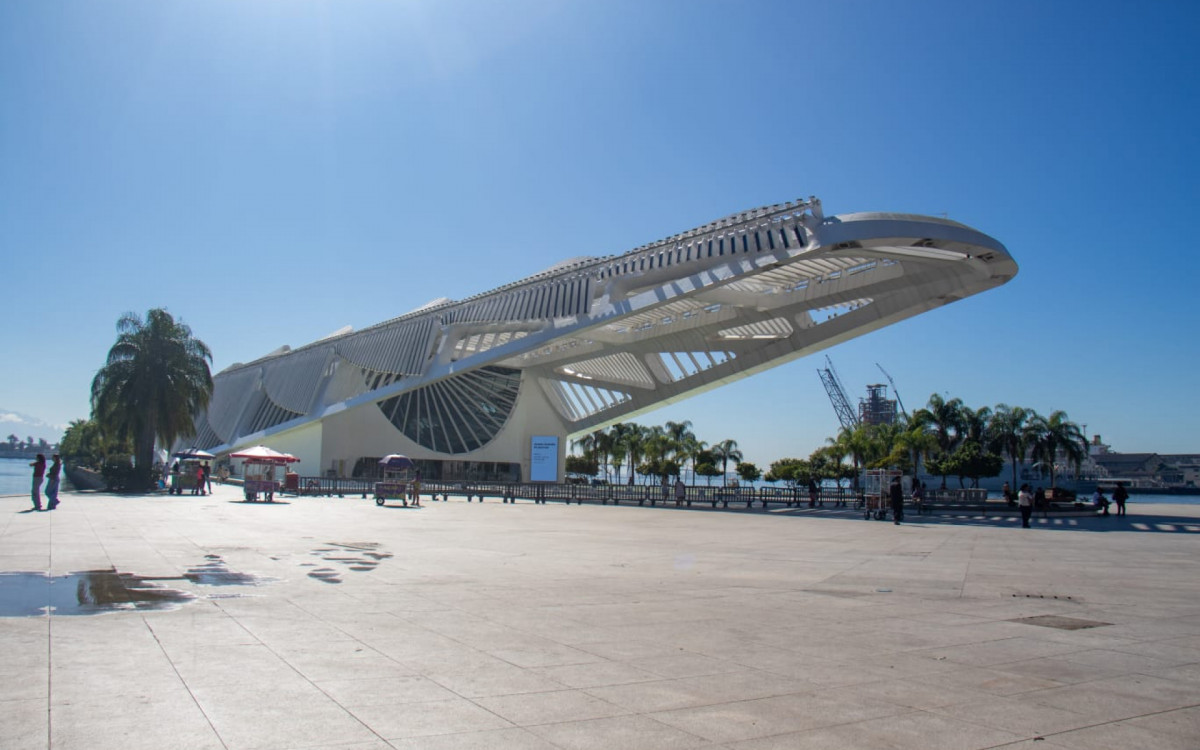 Mesmo com frio, dia ensolarado atraiu cariocas e turistas para os arredores do Museu do Amanhã - Érica Martin/Agência O DIA