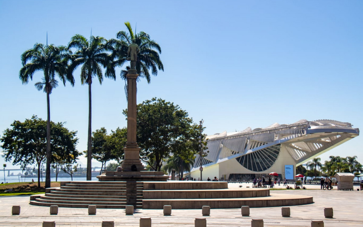 Mesmo com frio, dia ensolarado atraiu cariocas e turistas para os arredores do Museu do Amanhã - Érica Martin/Agência O DIA