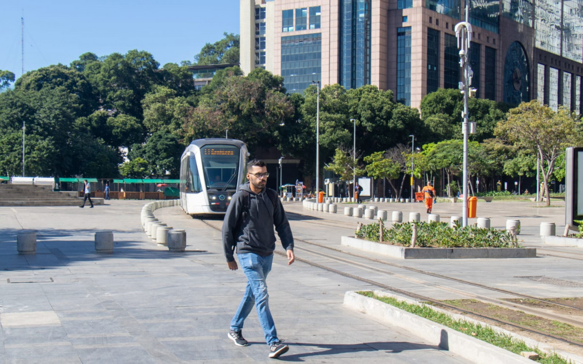 Mesmo com frio, dia ensolarado atraiu cariocas e turistas para os arredores do Museu do Amanhã - Érica Martin/Agência O DIA