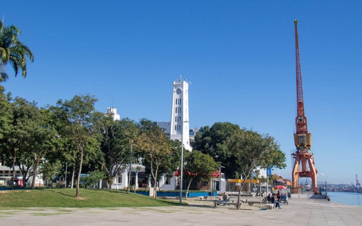 Mesmo com frio, dia ensolarado atraiu cariocas e turistas para os arredores do Museu do Amanhã - Érica Martin/Agência O DIA
