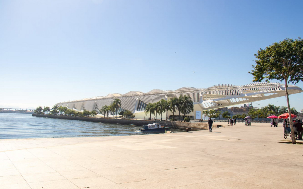 Mesmo com frio, dia ensolarado atraiu cariocas e turistas para os arredores do Museu do Amanhã - Érica Martin/Agência O DIA