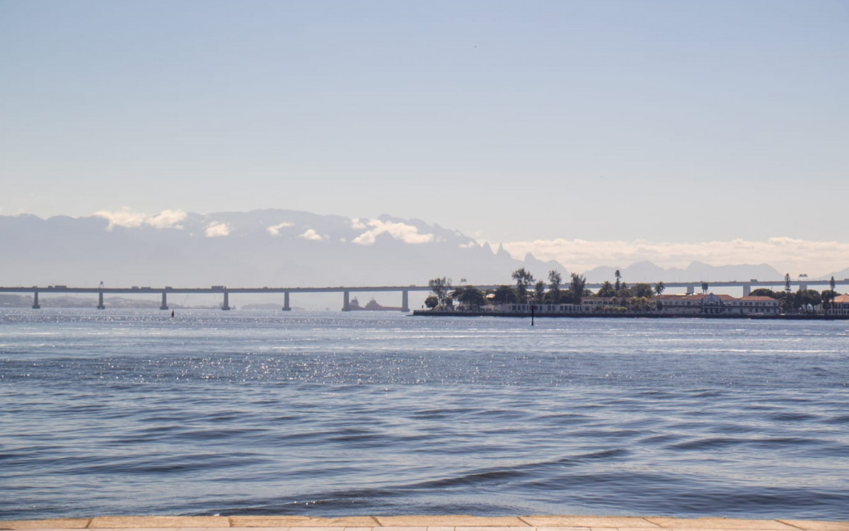 Mesmo com frio, dia ensolarado atraiu cariocas e turistas para os arredores do Museu do Amanhã - Érica Martin/Agência O DIA