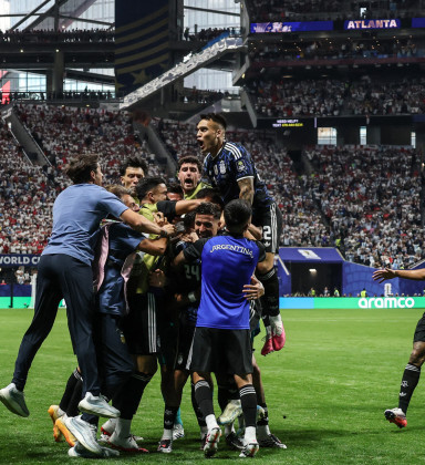 Argentina vira nos acréscimos, vence a Inglaterra e vai à final