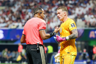 Futebol inglês testa regra inédita para reduzir cera de goleiros