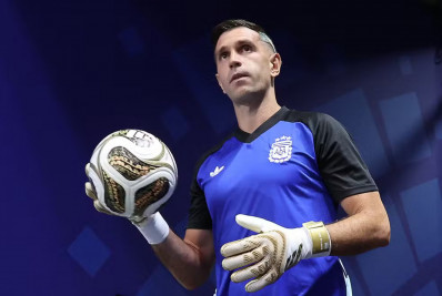 Dibu supera ex-Fla e se torna goleiro argentino com mais jogos em Copas