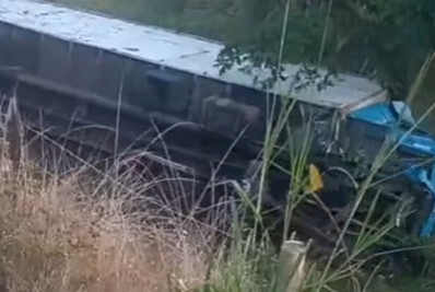Caminhão tomba na BR-393, em Sapucaia