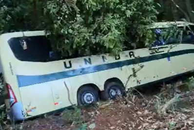 Ônibus sai da pista e cai em barranco na descida da Serra de Petrópolis