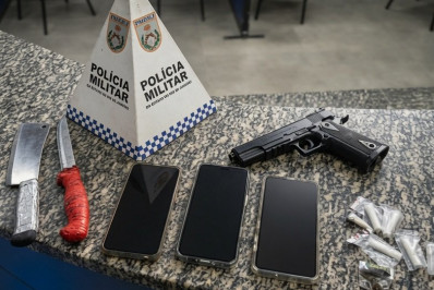 Policia apreende simulacro de pistola e drogas e detém quatro no Fonseca