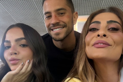 Juliana Paes posa com Mel Maia e André Lamoglia em bastidores de série