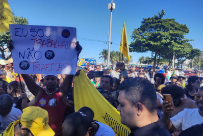 Ambulantes protestam em Copacabana contra programa Tolerância Zero