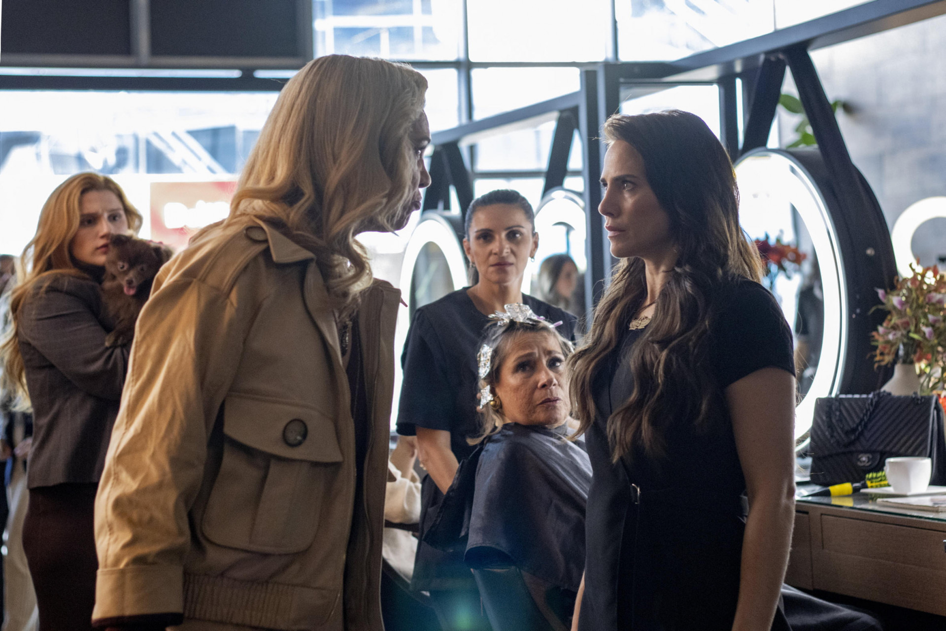 Pilar e Adriana se enfrentam em salão de beleza - Globo/ Angélica Goudinho