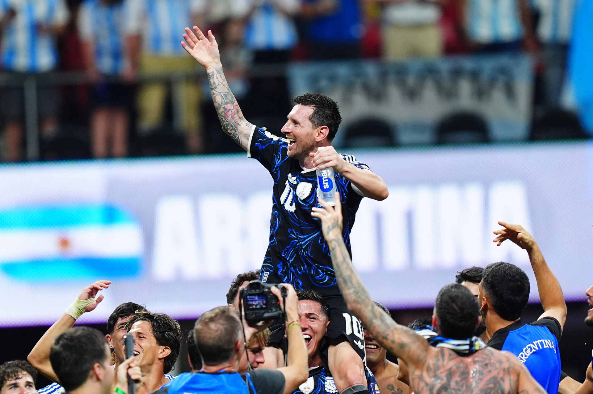 Jogadores da sele&ccedil;&atilde;o da Argentina comemoram com o astro Lionel Messi a classifica&ccedil;&atilde;o para a grande final da Copa de 2026 - AFP