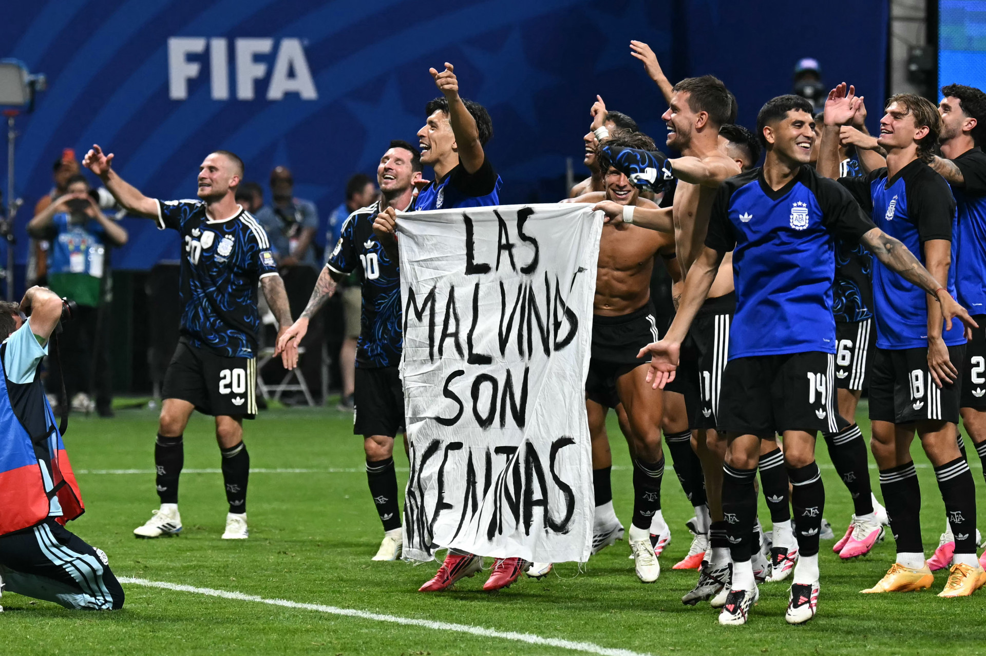 'As Malvinas são argentinas': jogadores celebram vitória com faixa