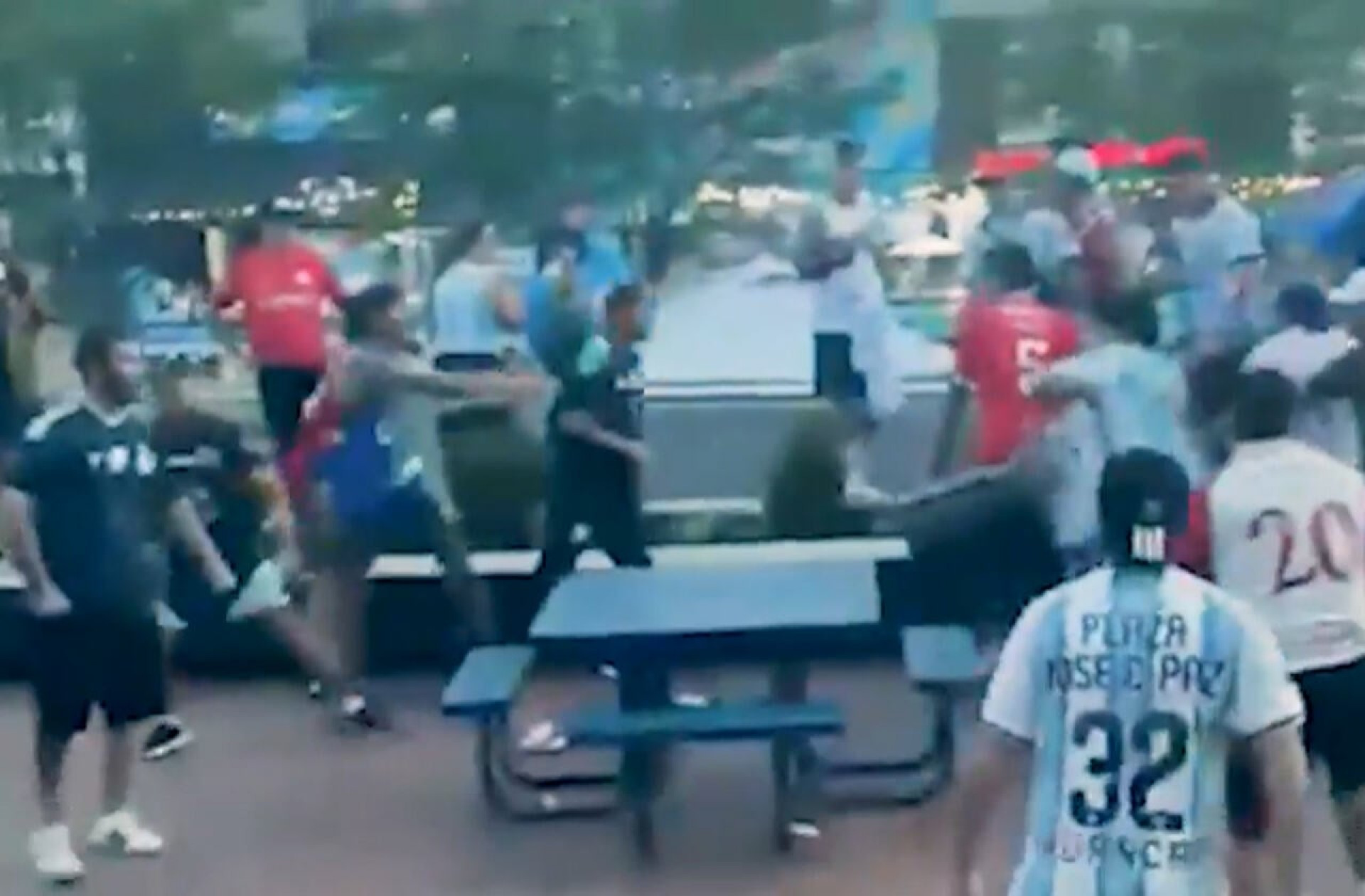 Torcedores argentinos protagonizam briga generalizada antes da semifinal da Copa
