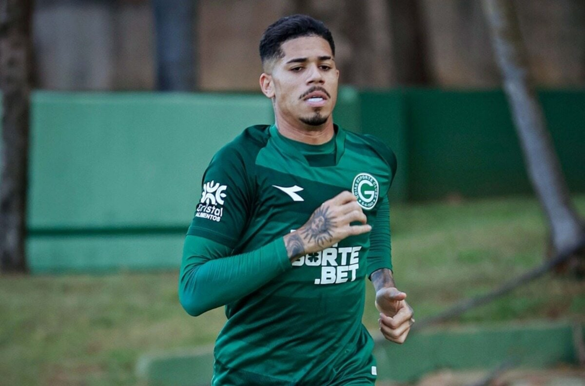 Gr&ecirc;mio acerta a contrata&ccedil;&atilde;o de lateral-direito do Goi&aacute;s