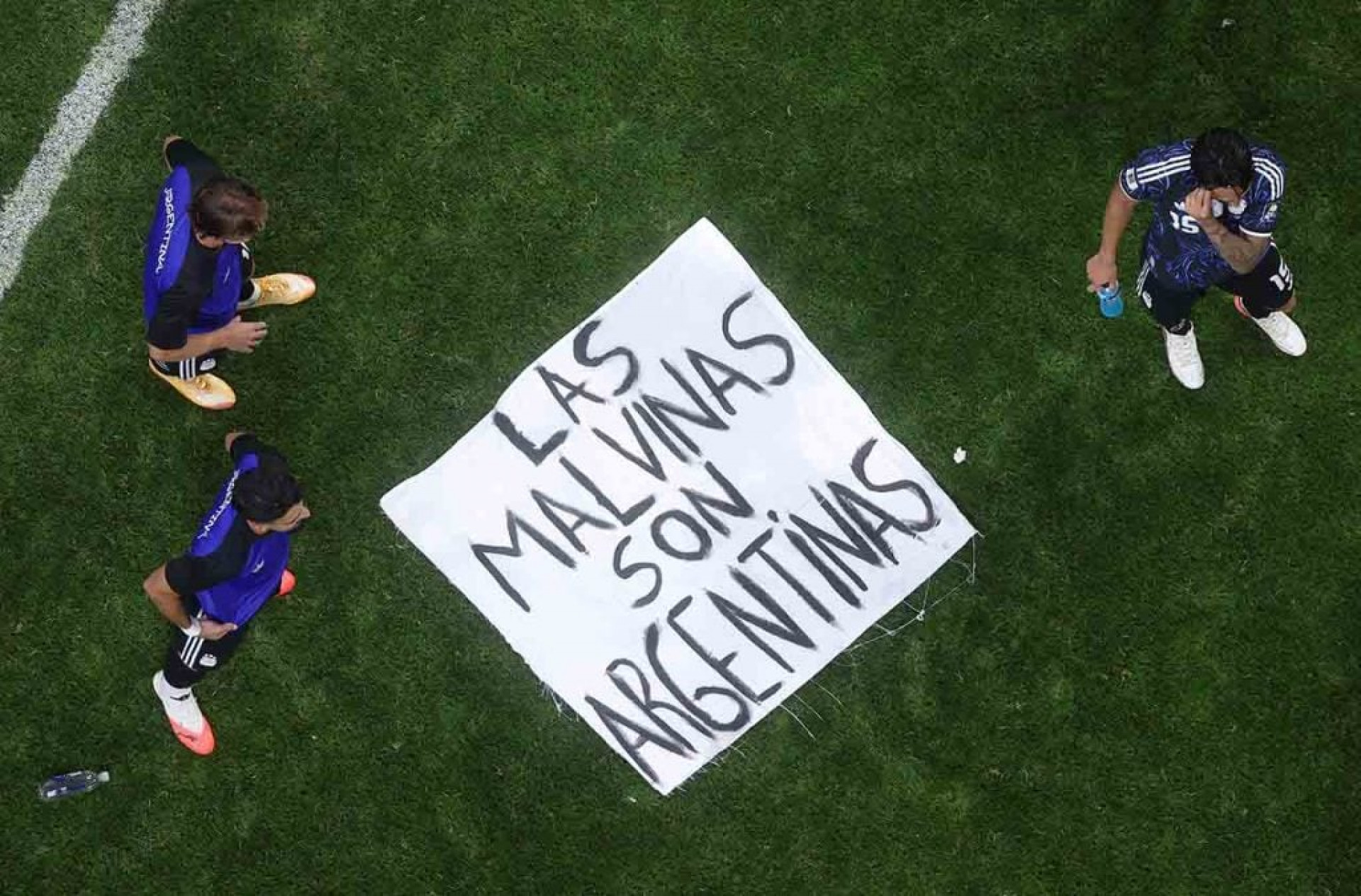Jogadores da Argentina celebram classifica&ccedil;&atilde;o com faixa alusiva &agrave;s Malvinas