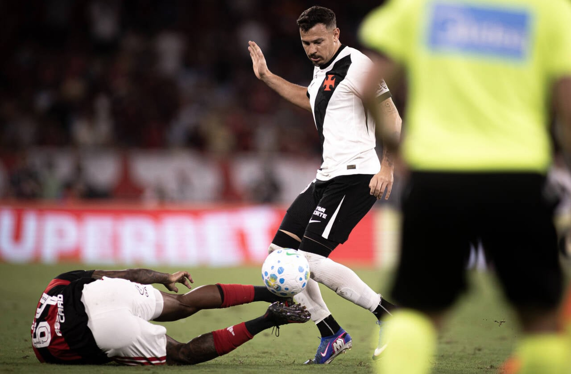 Hugo Moura &eacute; aprovado nos exames, se despede do Vasco e fecha com clube saudita