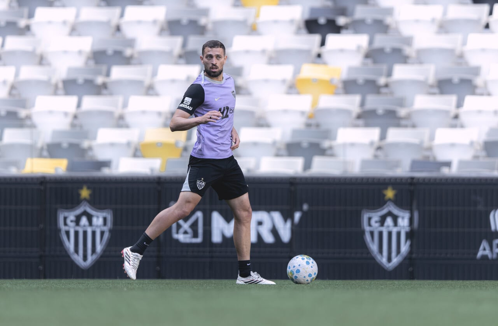Refor&ccedil;o do Atl&eacute;tico, L&eacute;o Duarte sofre les&atilde;o muscular na intertemporada