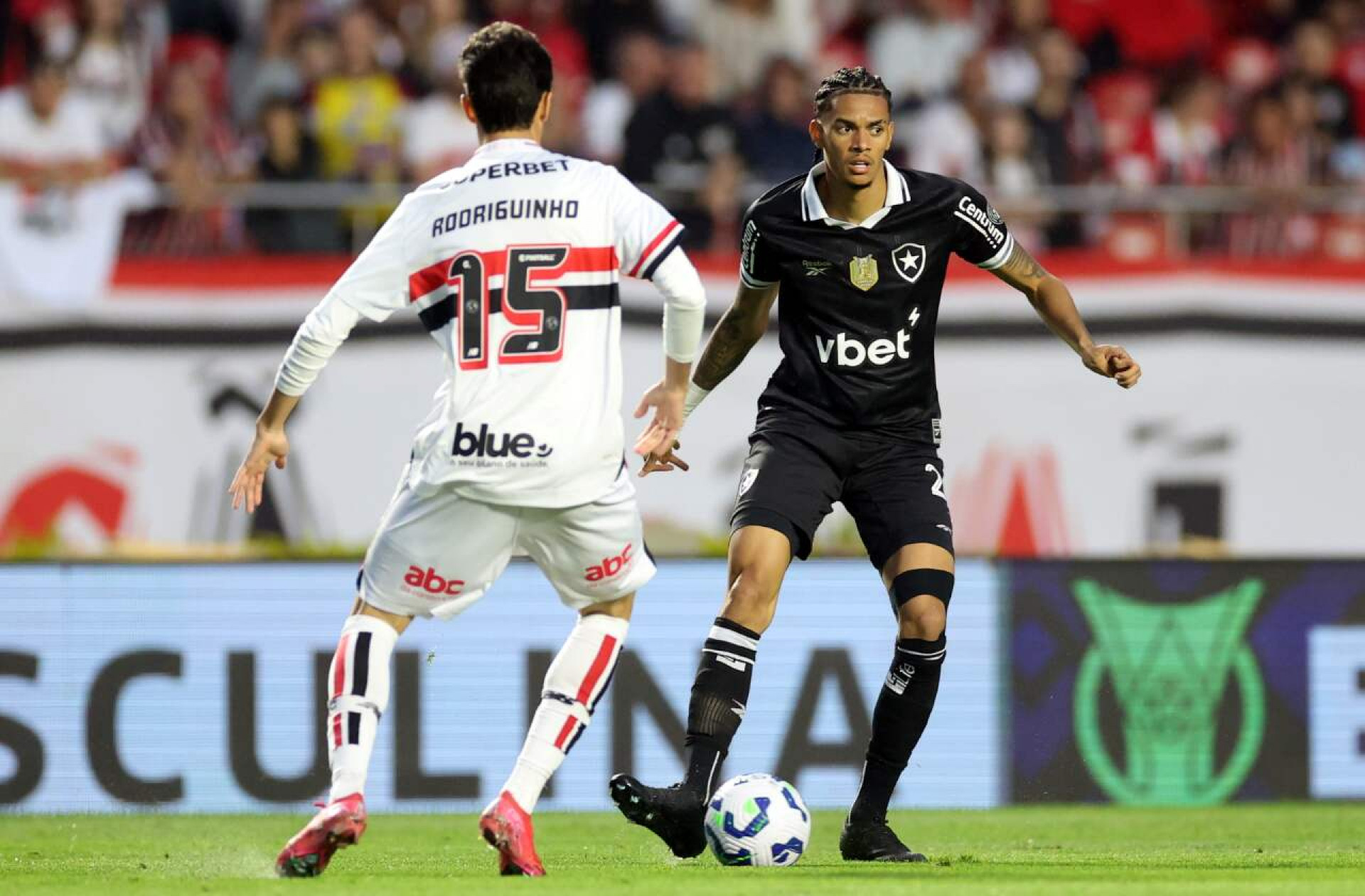S&atilde;o Paulo acerta contrata&ccedil;&atilde;o de Newton, que assina contrato at&eacute; 2029