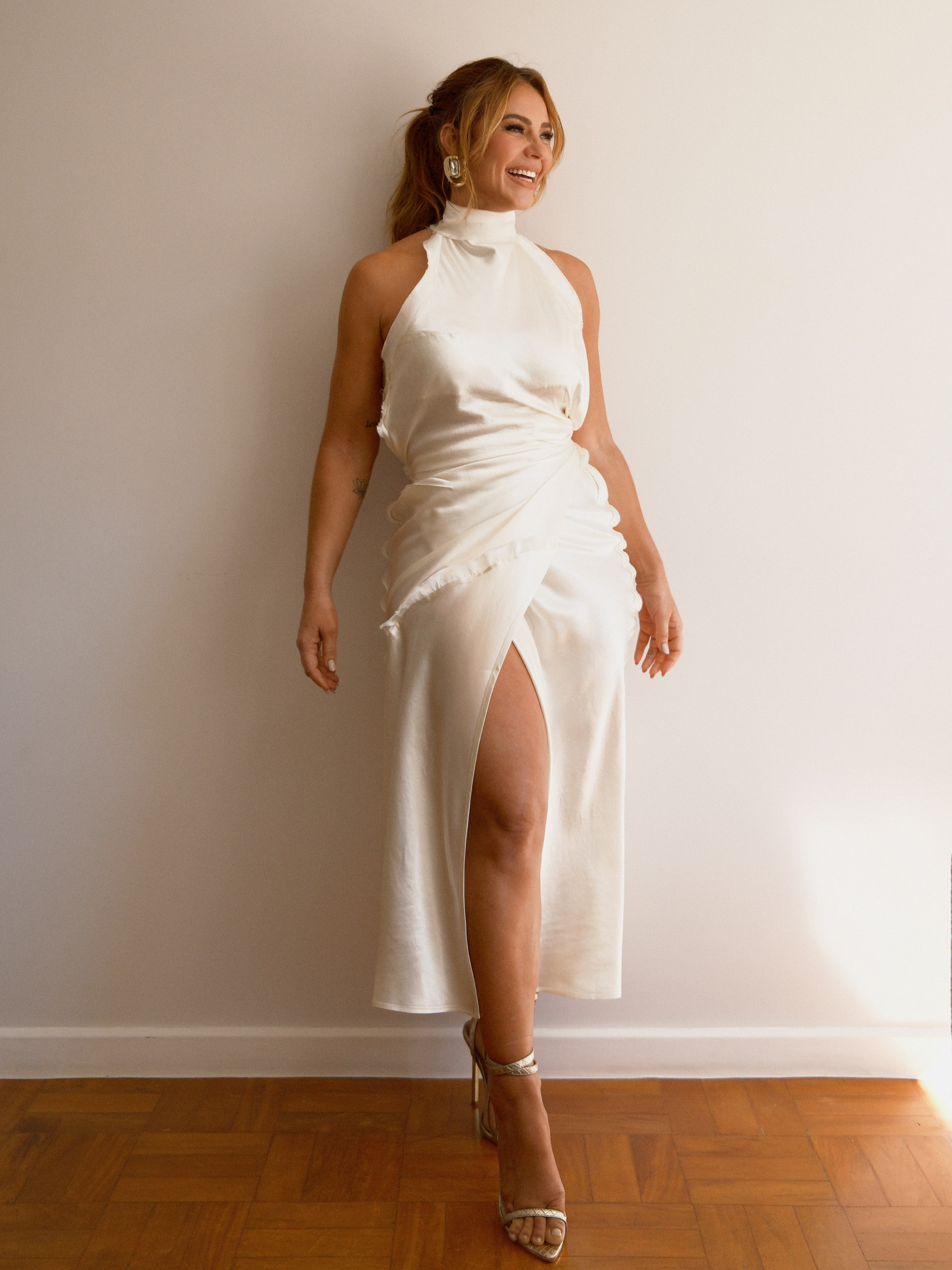 Paolla Oliveira ganhou elogios em fotos com vestido branco  - Reprodução/Instagram 
