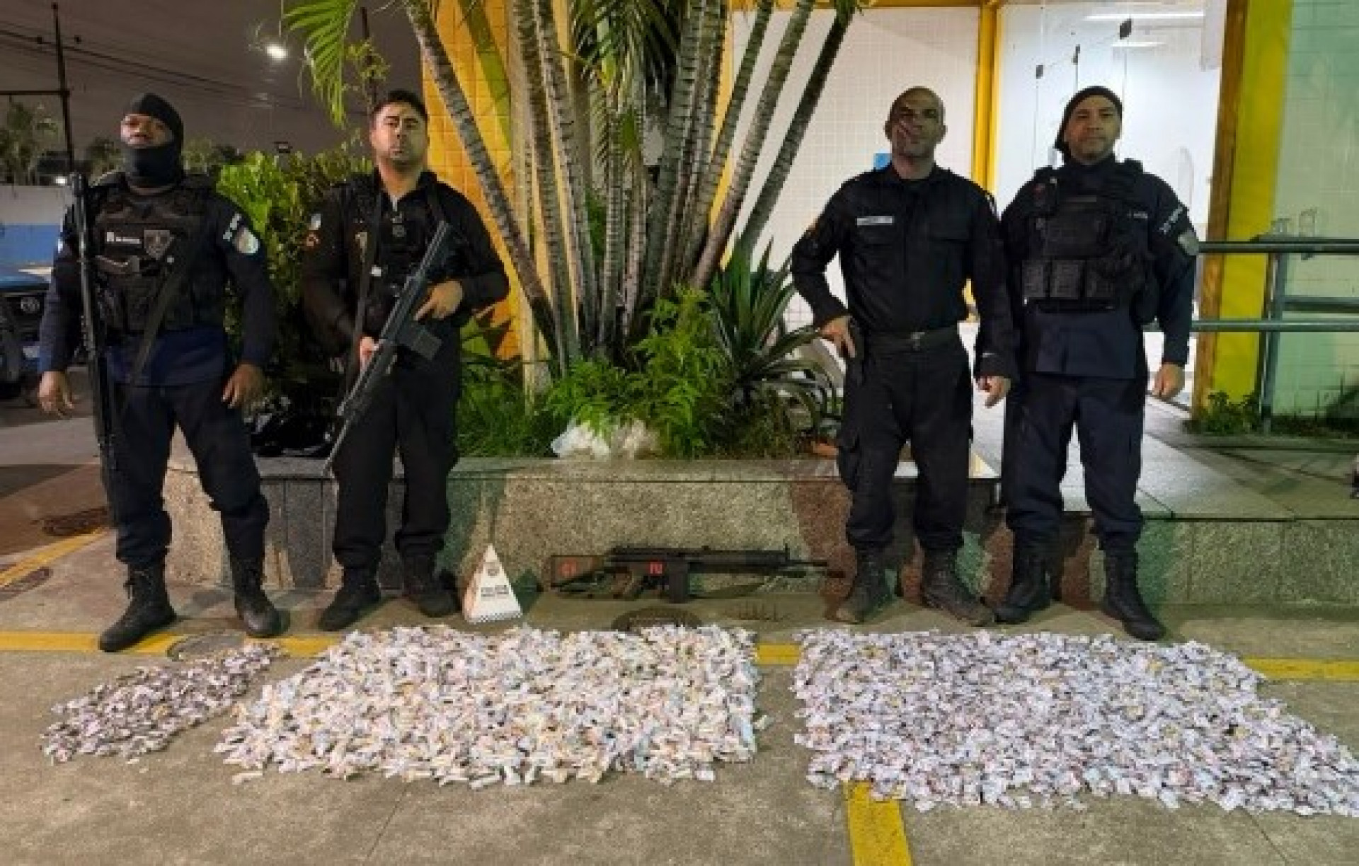 Operação da PM apreende fuzil e mais de 4 mil porções de drogas em Mesquita
