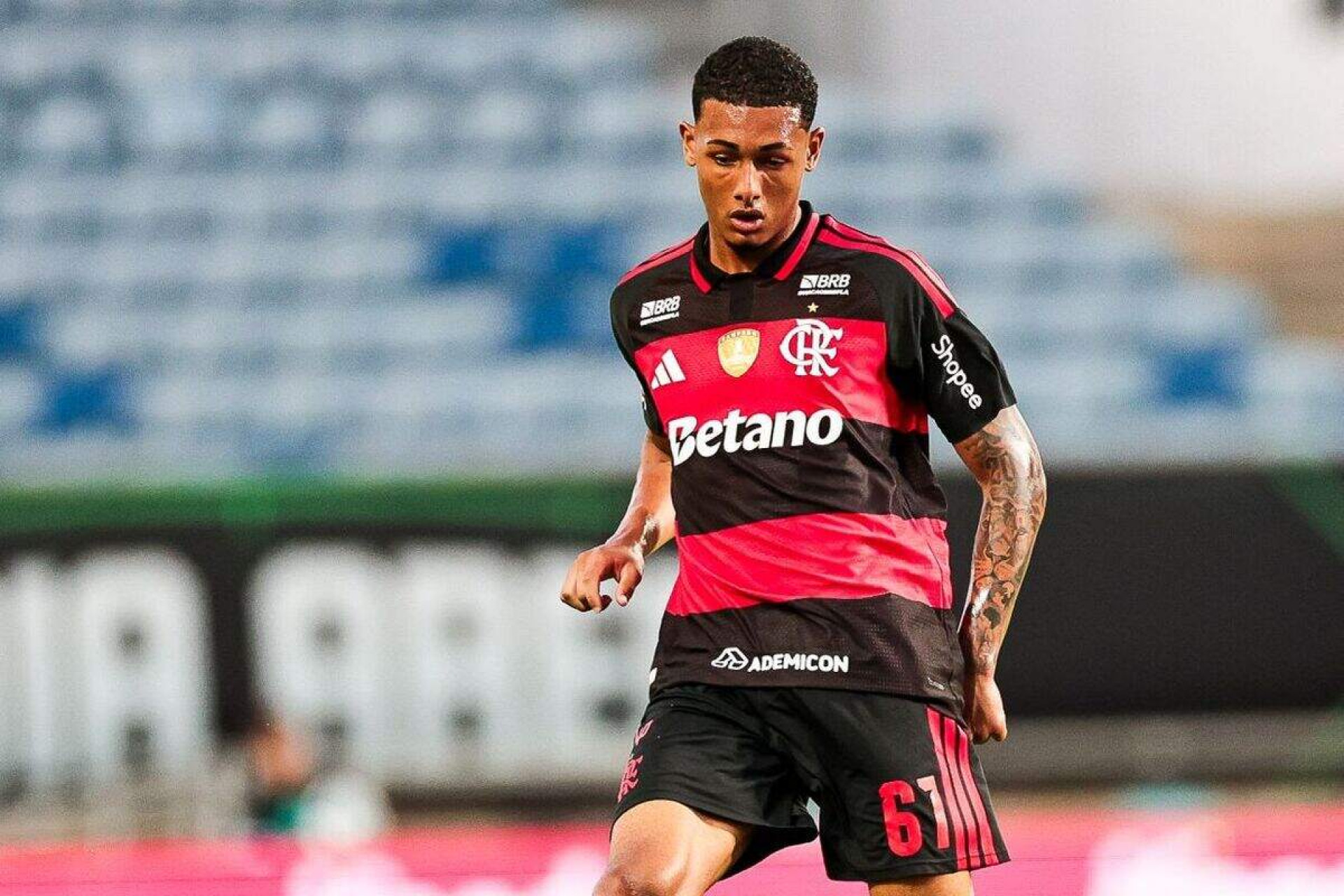 Flamengo rejeita proposta do Grupo City por jovem zagueiro; veja valores