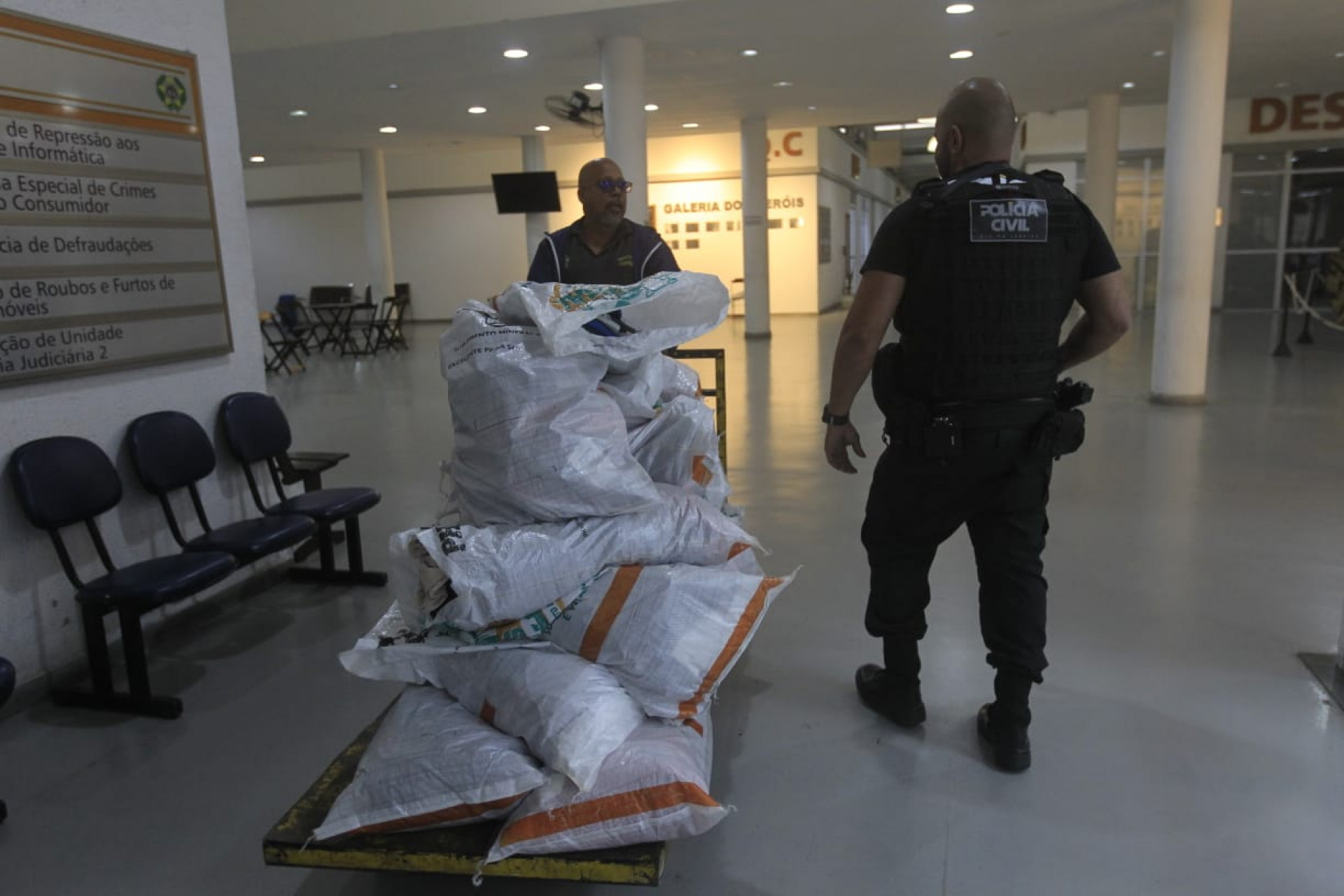 Agentes apreenderam materiais de pirataria e documentos durante a opera&ccedil;&atilde;o - Reginaldo Pimenta / Ag&ecirc;ncia O Dia