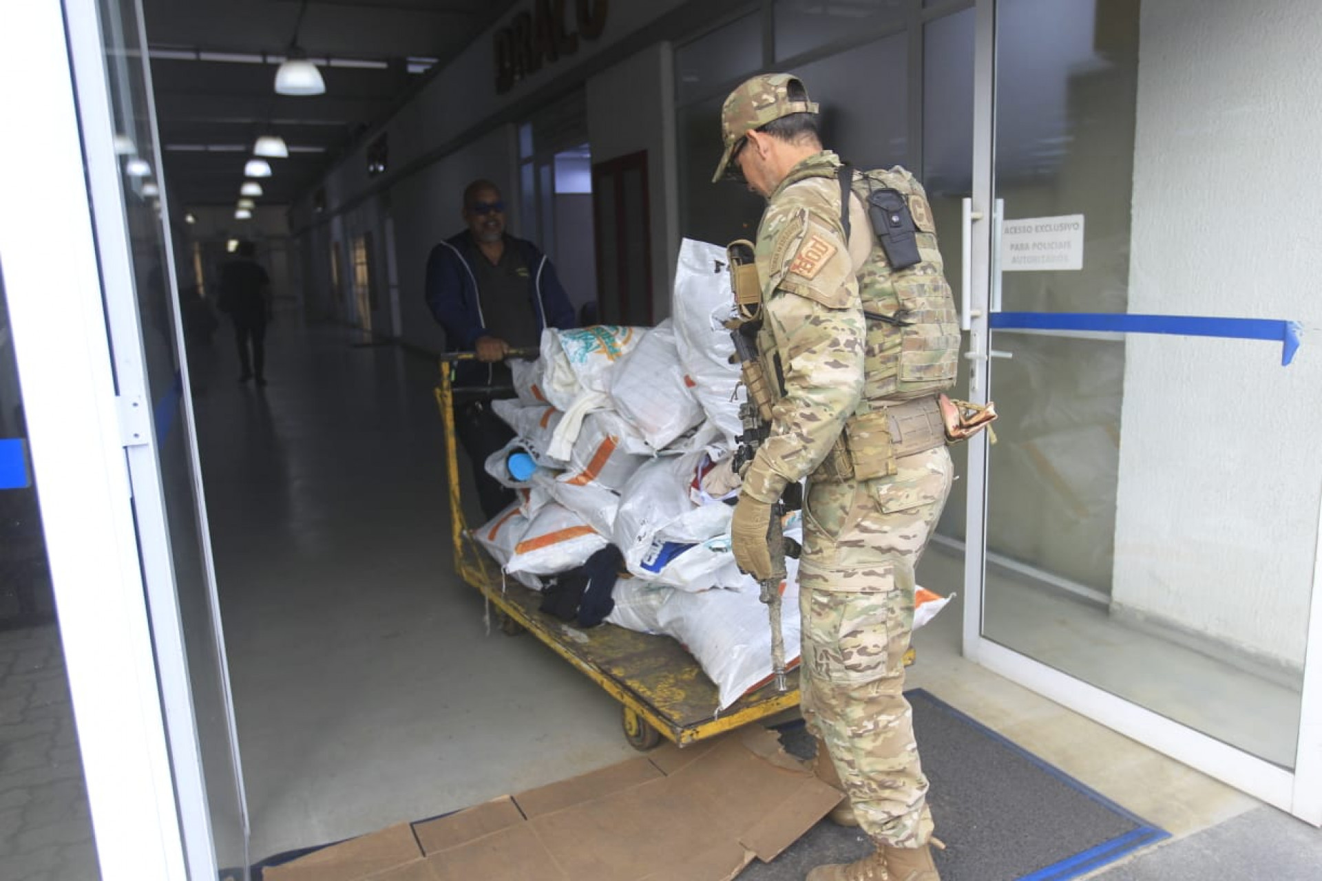 Agentes apreenderam materiais de pirataria e documentos durante a operação - Reginaldo Pimenta / Agência O Dia